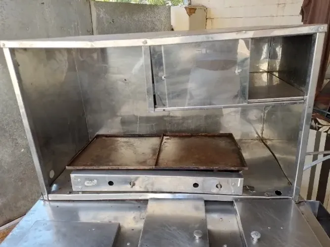 Carrinho de cachorro quente e chapa