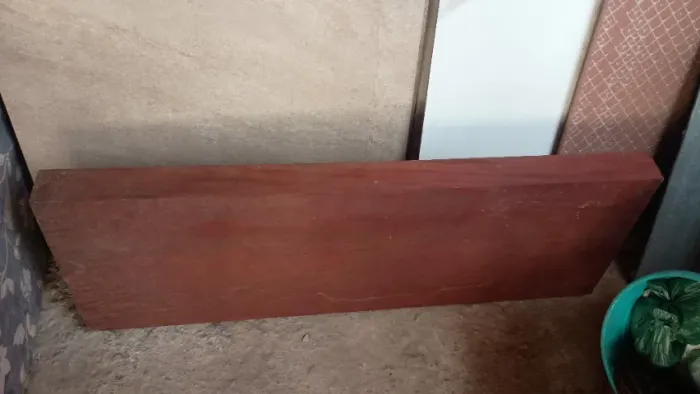 1 metro de viga de madeira que pode utilizar como balcão ou montar móvel. 1mt x 40cmx8cm 