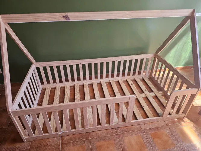 Cama montessoriana de casinha em pinus