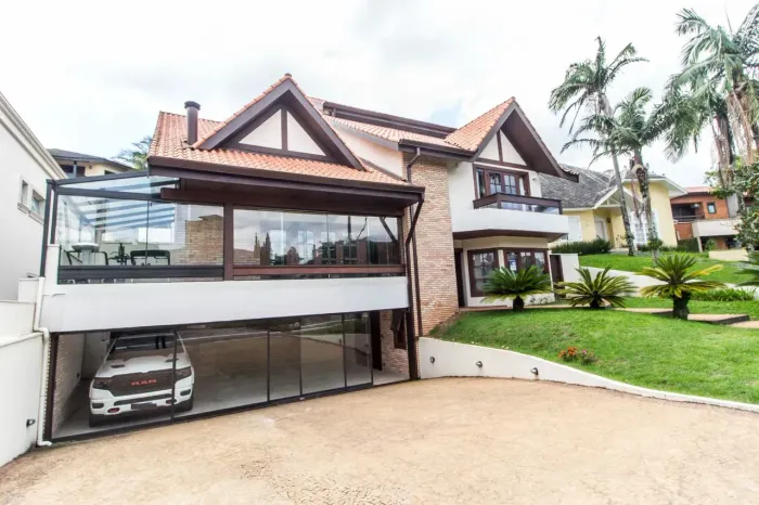 Casa de condomínio para venda tem 480 metros quadrados