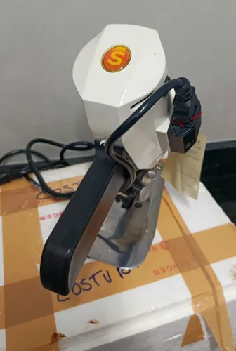 Vende-se, máquina para cortar tecido semi nova pouco usado. E ferro a vapor profissional
