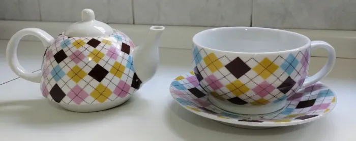 Conjunto de Bule, Xícara e Pires Novos