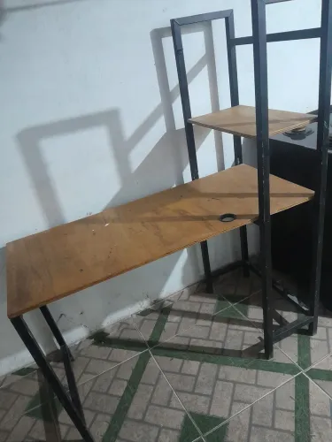 Escrivaninha estilo industrial com prateleiras