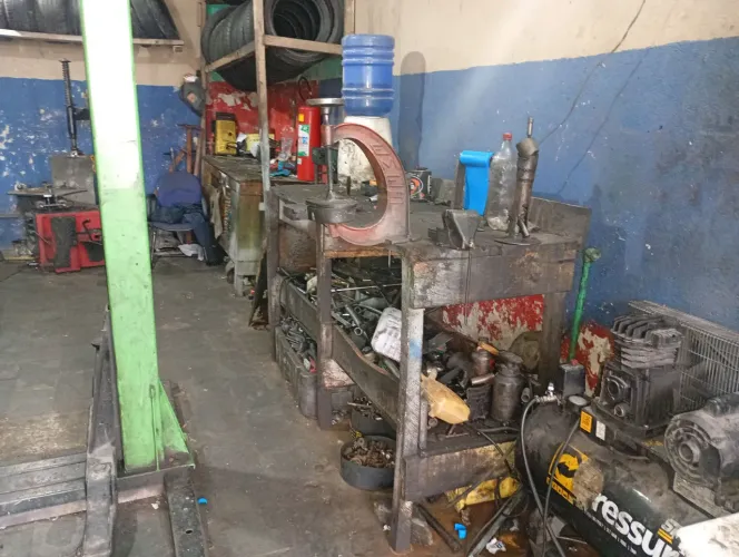 Vende se uma borracharia com ferramentas de mecânica