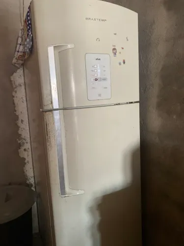 Geladeira para vender por 700 está em perfeito estado motivo da venda porque vou viaja