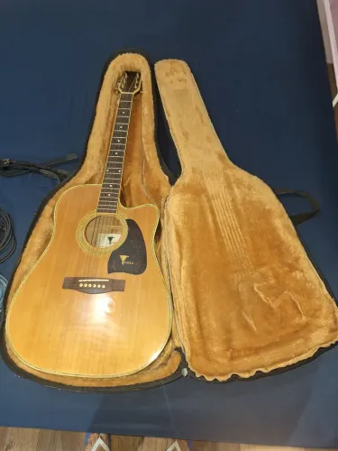 Violão EAGlE Modelo: CH-889E e case em couro forrado.