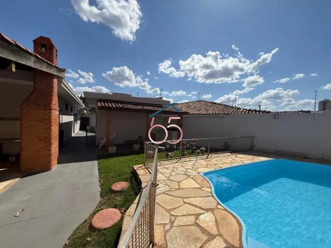 Casa Térrea no Santa Rosa com 3 Quartos, Piscina e 558m²