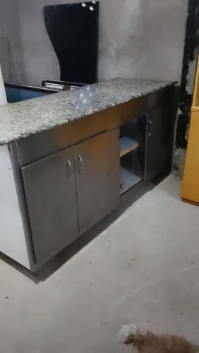 Balcão de cozinha de inox com mármore