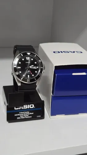 Relógio de pulso Casio MDV-106 com corria de resina cor preto - bisel preto/branco