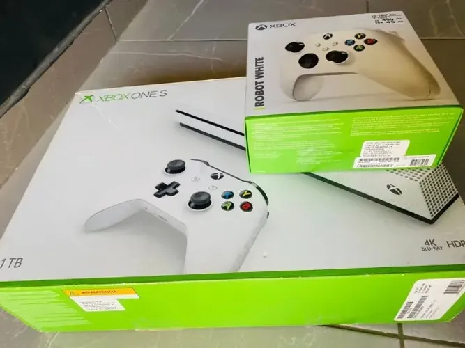 ? XBOX ONE S - NA CAIXA + 1 CONTROLES + SSD 1TB