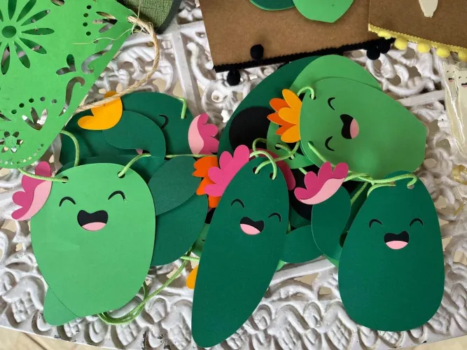 Kit decoração de festa com tema de cactos e lhamas papelaria, recortes de papel e apliques