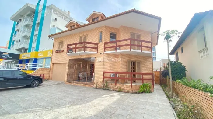 Casa com 6 suítes bem no centrinho