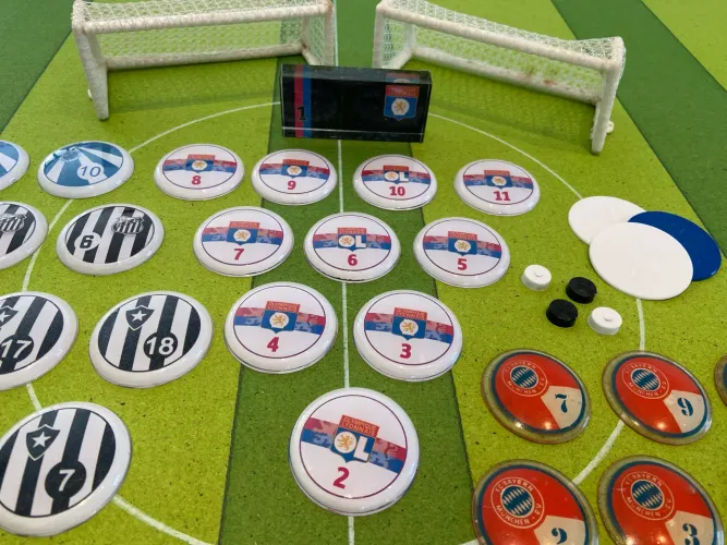 Lote de botões avulsos, time do Lyon completo, par de traves, pastilhas e palhetas.