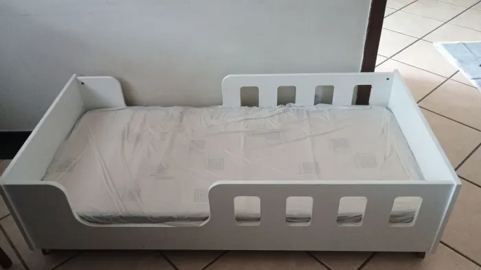 Mini cama infantil com colchão