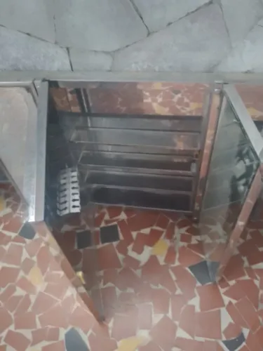 Vendo armário de banheiro inox, espelhado e com três repartições .