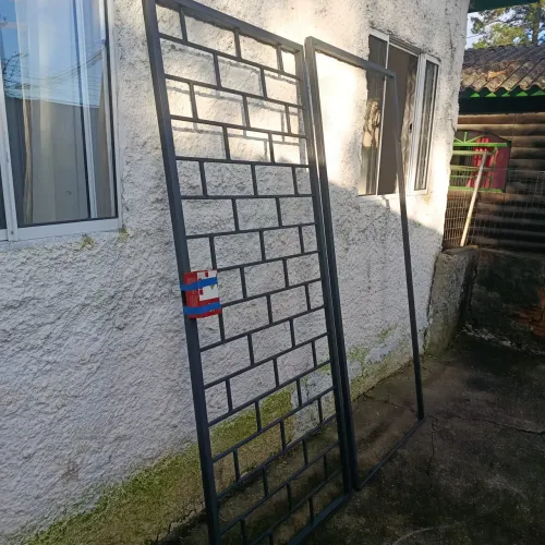 ? VENDO GRADE DE PROTEÇÃO PARA PORTA - FERRO