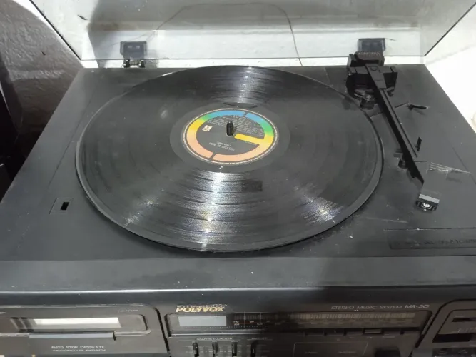 Stereo System Polyvox com toca-discos, fita cassete e rádio AM/FM