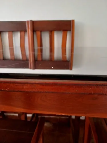 Mesa com tampo de vidro e 6 cadeiras de madeira. R$ 500. CONTATO *