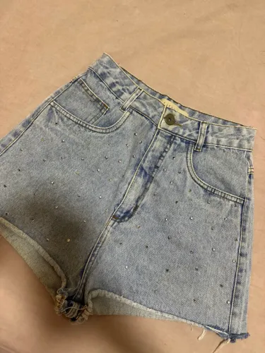 Short jeans feminino com pedraria