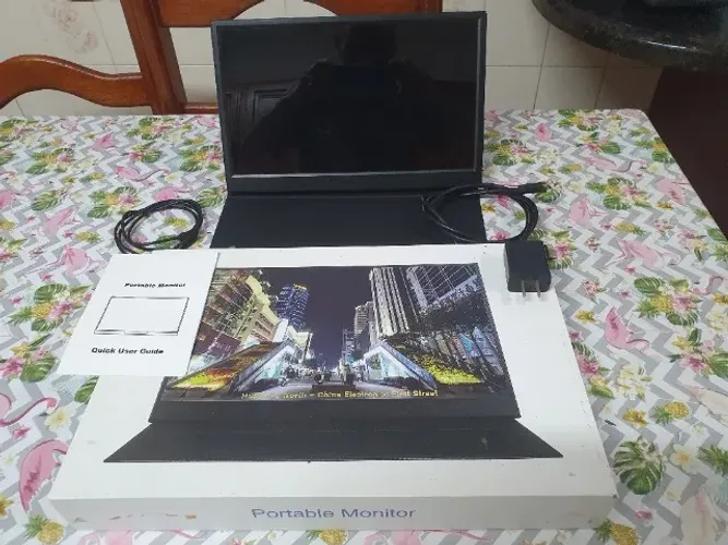 Monitor portátil 4k de 13,3 polegadas 60hz Possui áudio