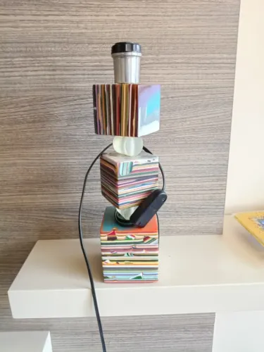 Abajur moderno em resina colorida