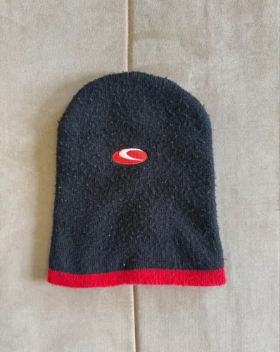 Touca Preta e Vermelha