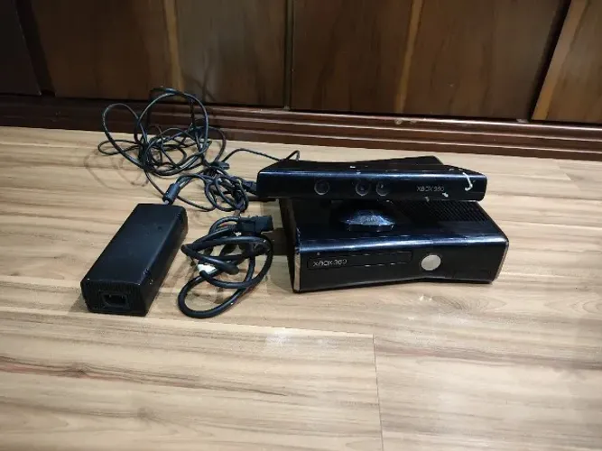 Xbox 360 Slim Destravado + Kinect + 2 Controles - Completo