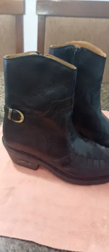 Vende-se bota de couro