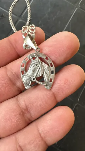 Cordão de prata com pingente