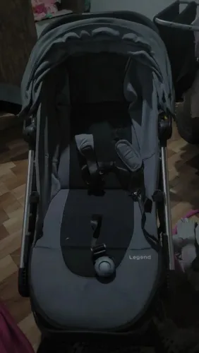 Carrinho com bebê conforto. Modelo legend