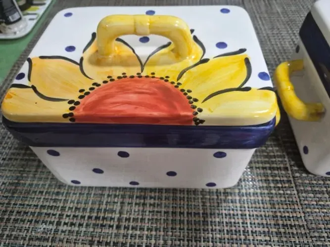 Caixa de porcelana vitrificada com desenho de girassol