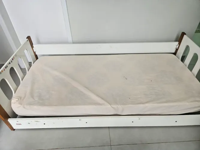 Cama infantil usada com colchão novo
