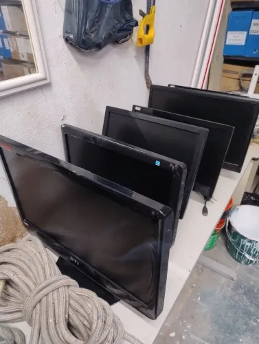 Monitores de computador usados.