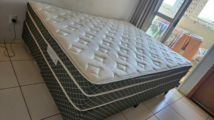 Cama Box Queem Size em ótimo estado.