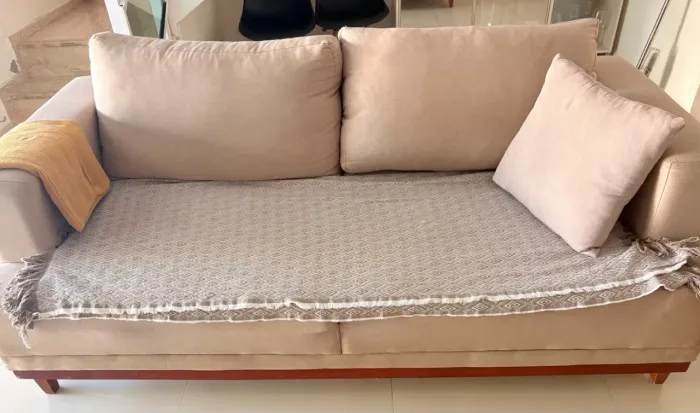 Sofá de linho com os pés em madeira medindo 1,90cm