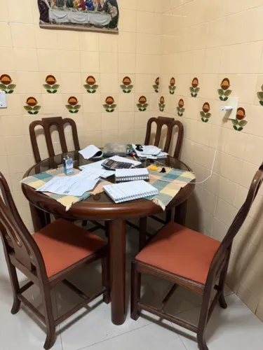 Mesa redonda madeira de lei e tampo de vidro com 4 cadeiras forradas em tecido