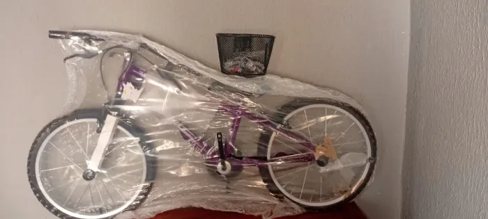 Vendo bicicleta infantil aro 20 nova no plástico 