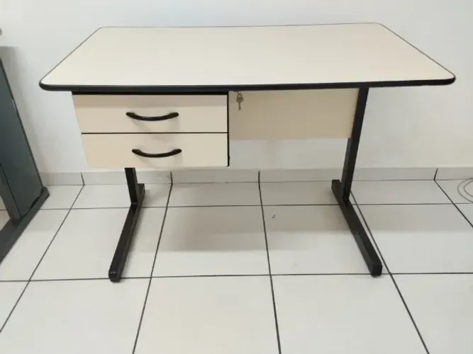 Mesa com 2 gavetas para escritório