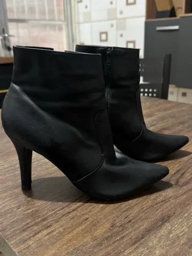 Bota de salto fino.