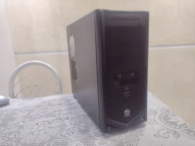 Gabinete Thermaltake V4 Black Edition