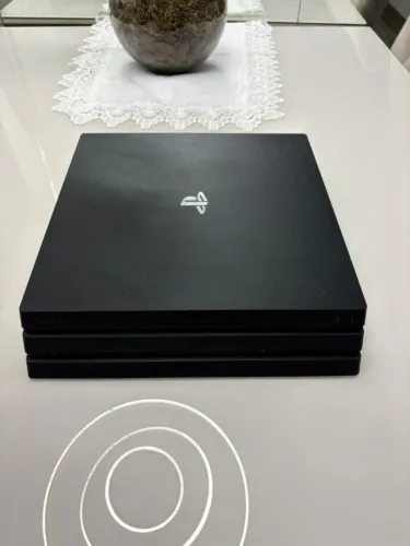 Vendo PlayStation 4 (1TB) em Ótimo Estado