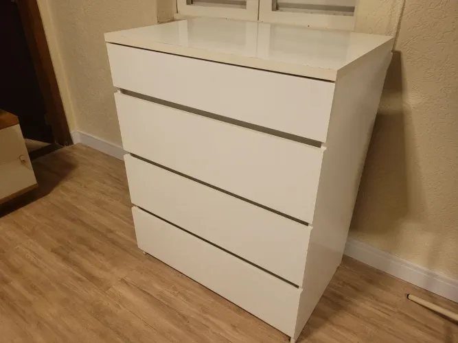 Cômoda de 4 gavetas