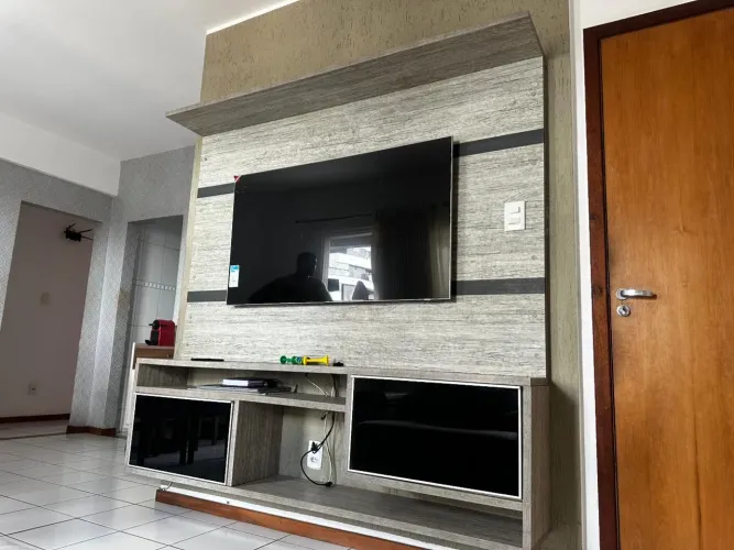 Painel para TV com Rack Suspenso | Design Moderno | Excelente Estado