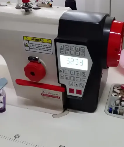 Máquina de costura reta eletrônica usada