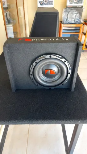 Caixa com amplificador integrado e subwoofer de 10" Nakamichi