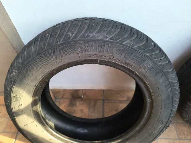 Vendo pneu 175/65-14 e 165/70-14