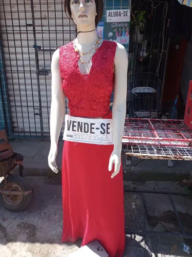 Maniquim completo já acompanha vestido de festa
