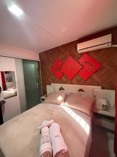 Cama e cabeceira