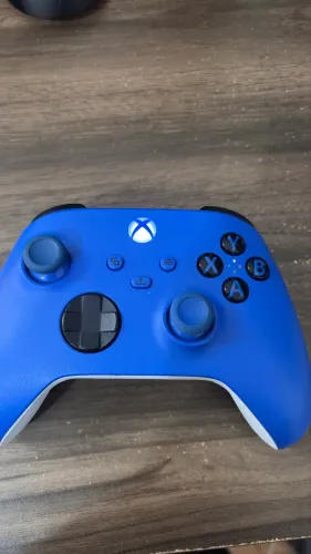 Controle de XBOX azul Com duas pilhas recarregáveis