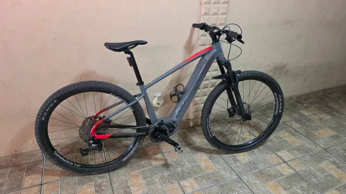 Bicicleta elétrica Oggi 8.3 2024 Tamanho 17 (M)